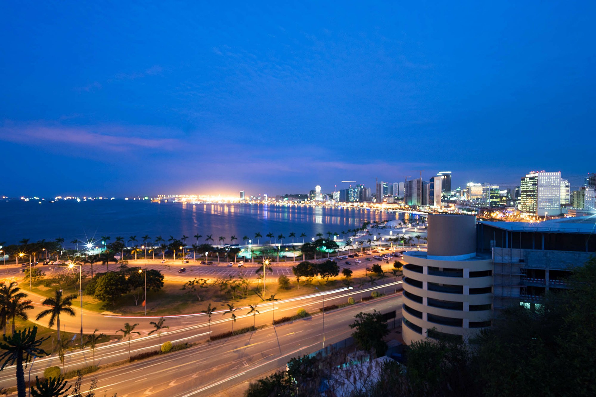 Luanda bei Nacht