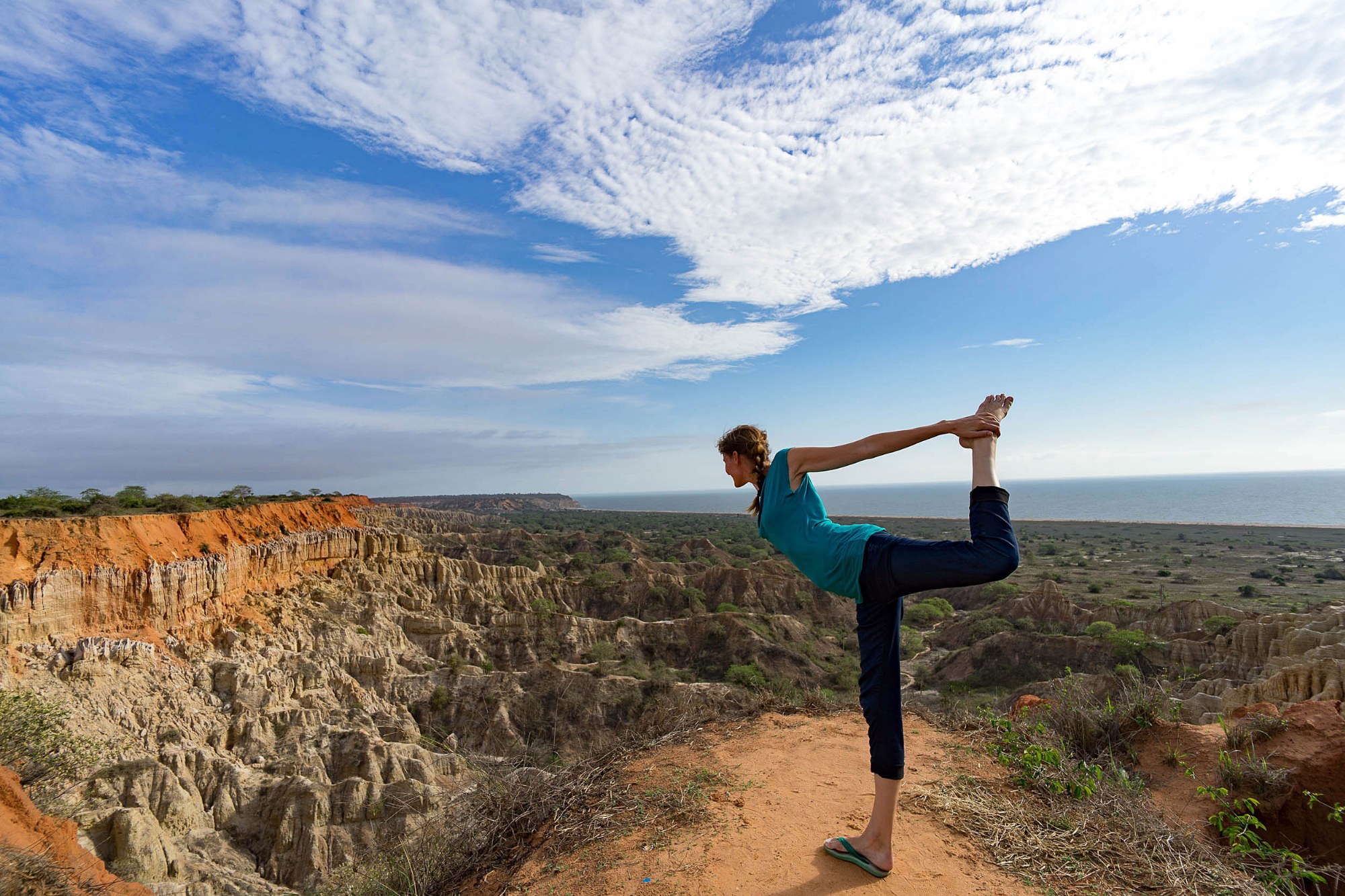 Svenja beim Yoga an der Küste