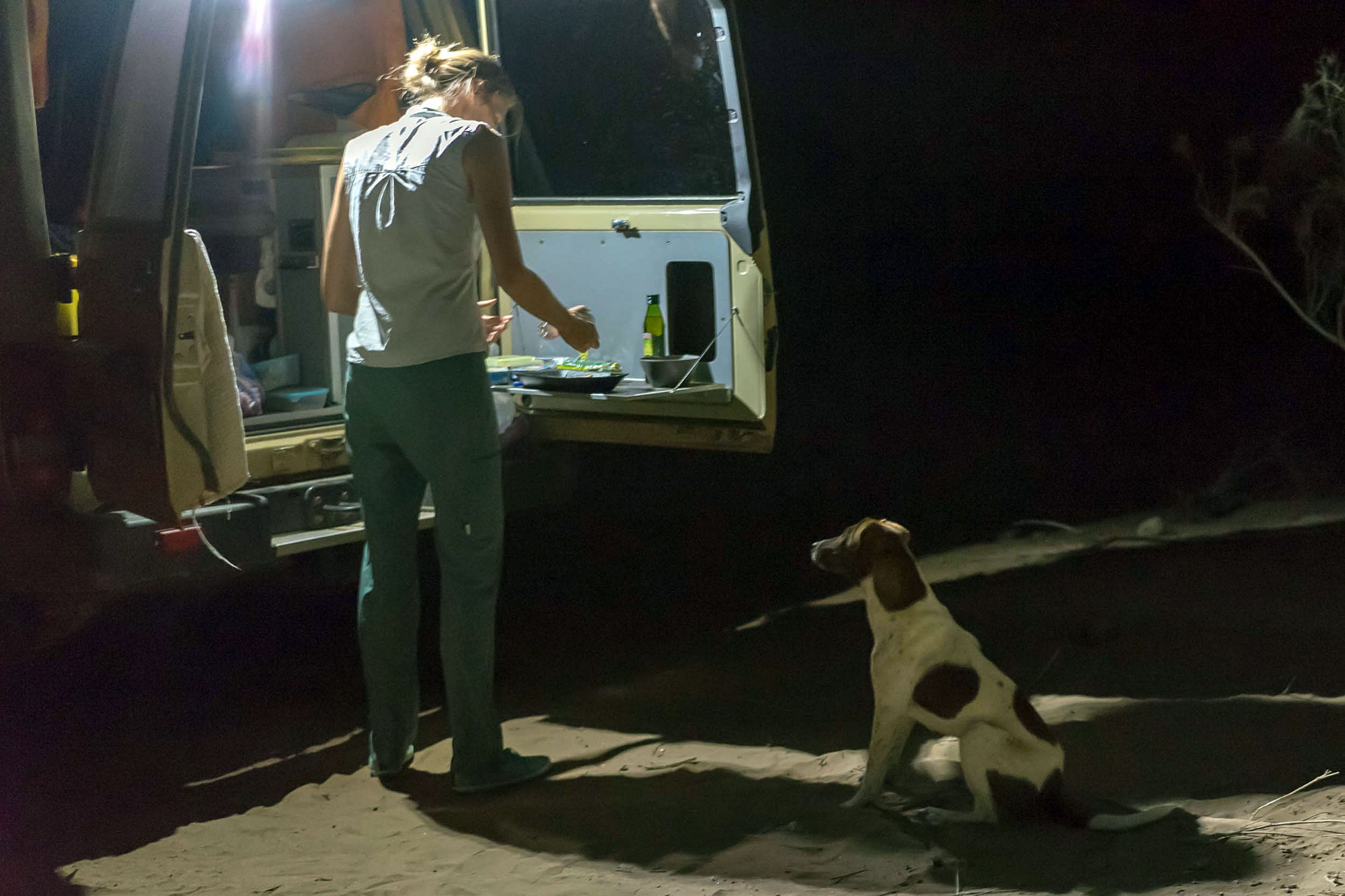 Svenja und ein Hund am Camp