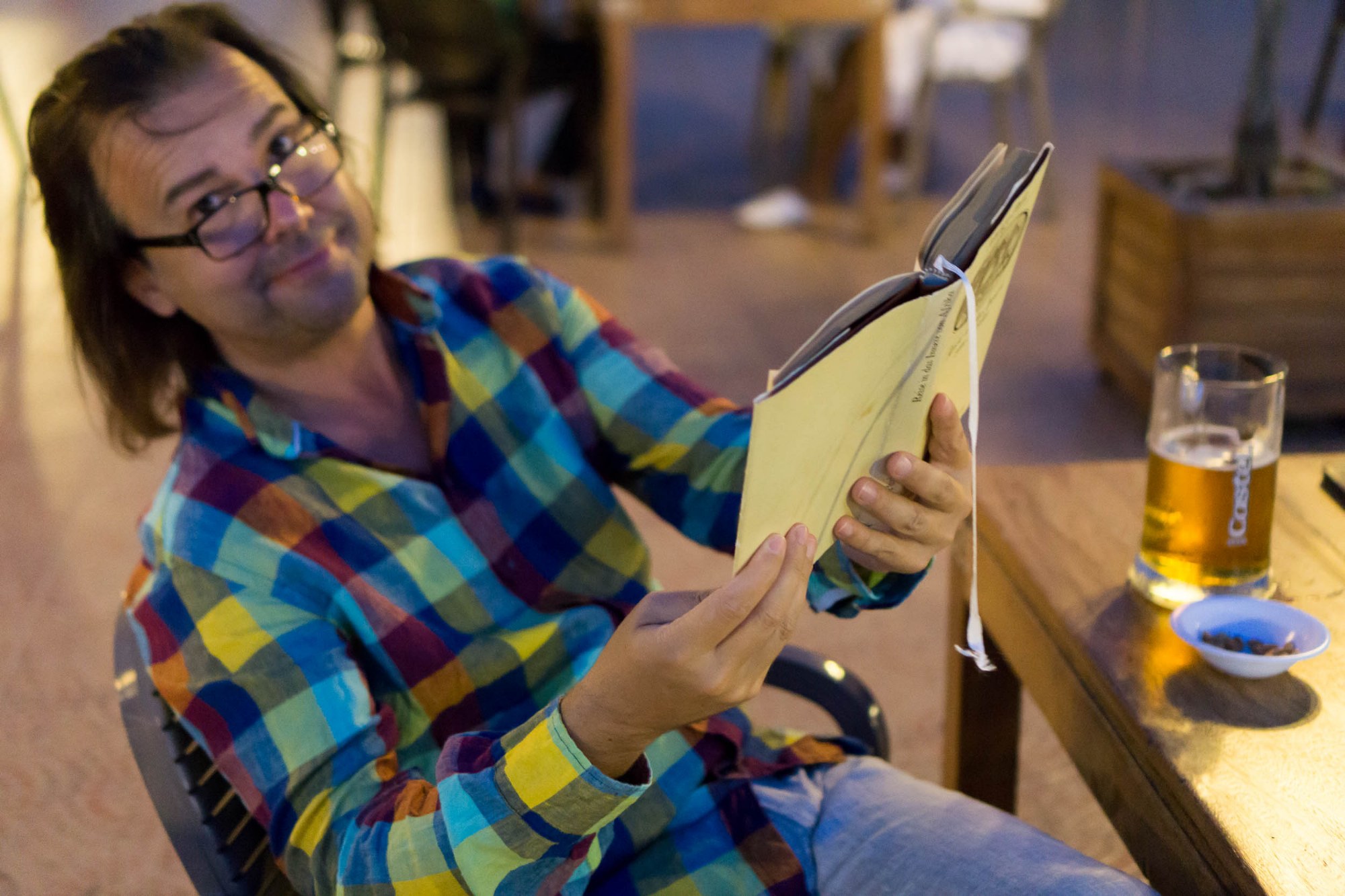 Hannes mit der Speisekarte