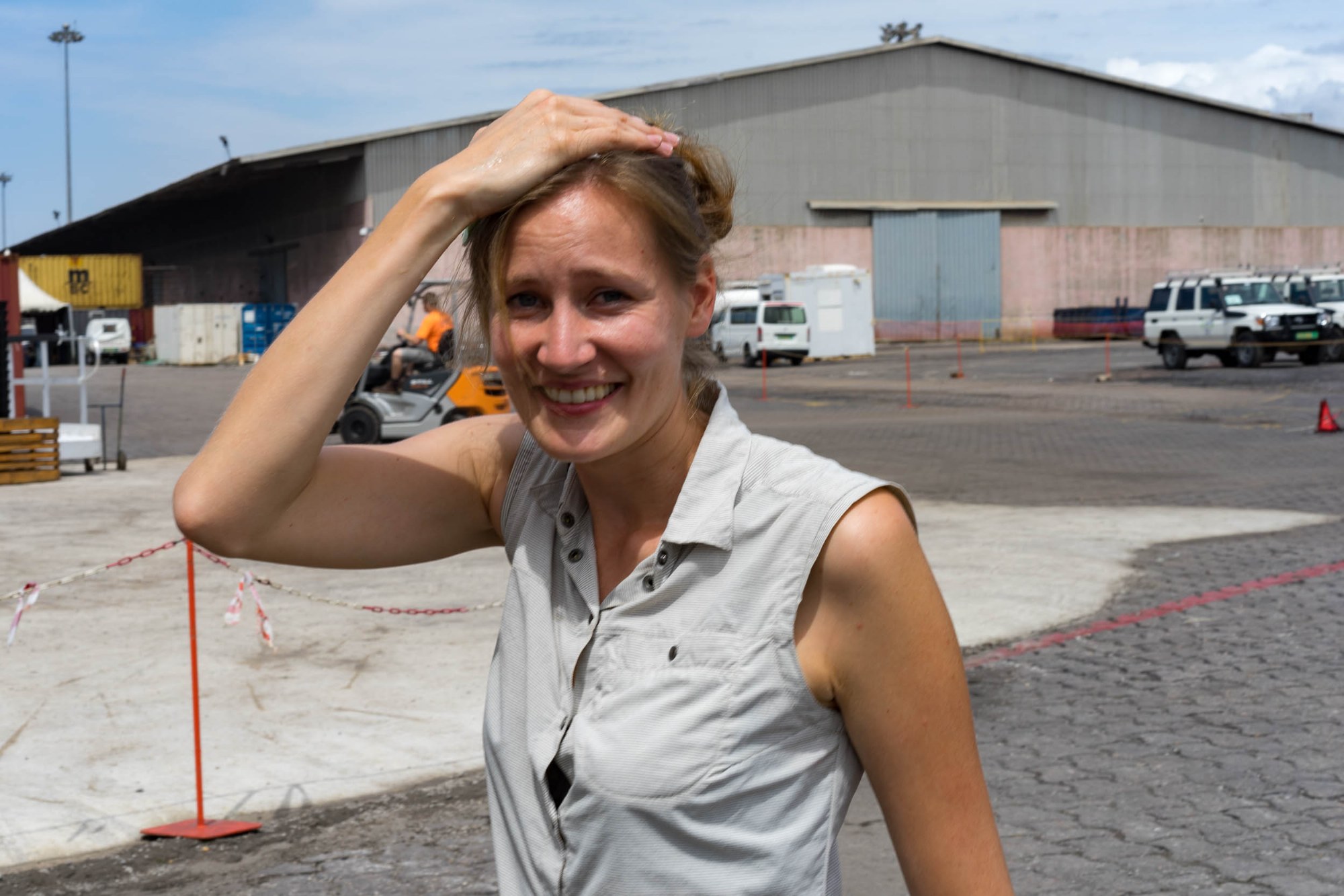 Svenja nach dem Anstoßen am Autodach