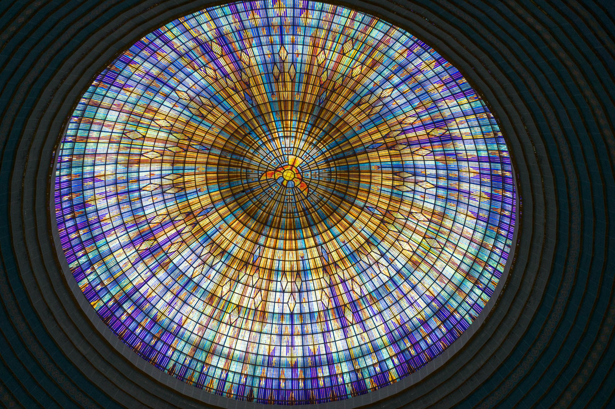 Das große Glasfenster der Basilika