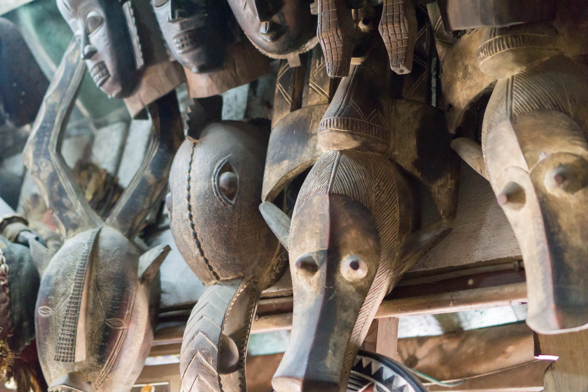 Masken auf dem Kunsthandwerksmarkt