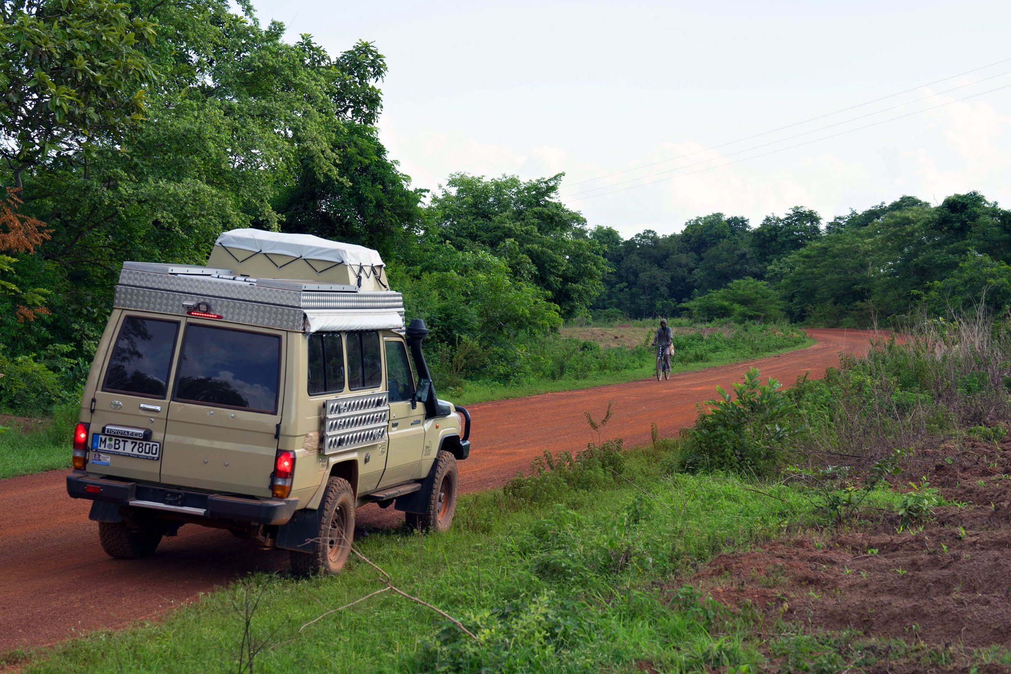 Mit dem Buschtaxi auf roter Erde