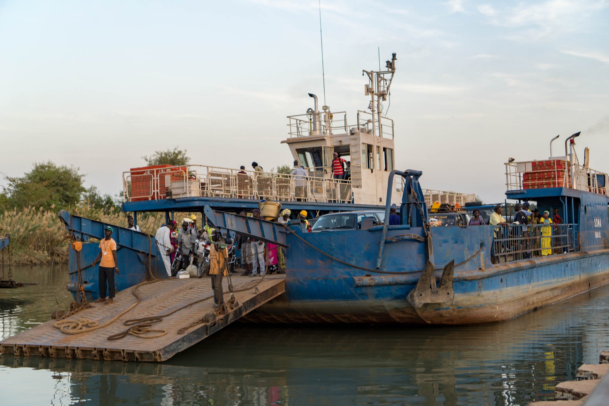 Mit der Fähre über den Gambia-Fluss