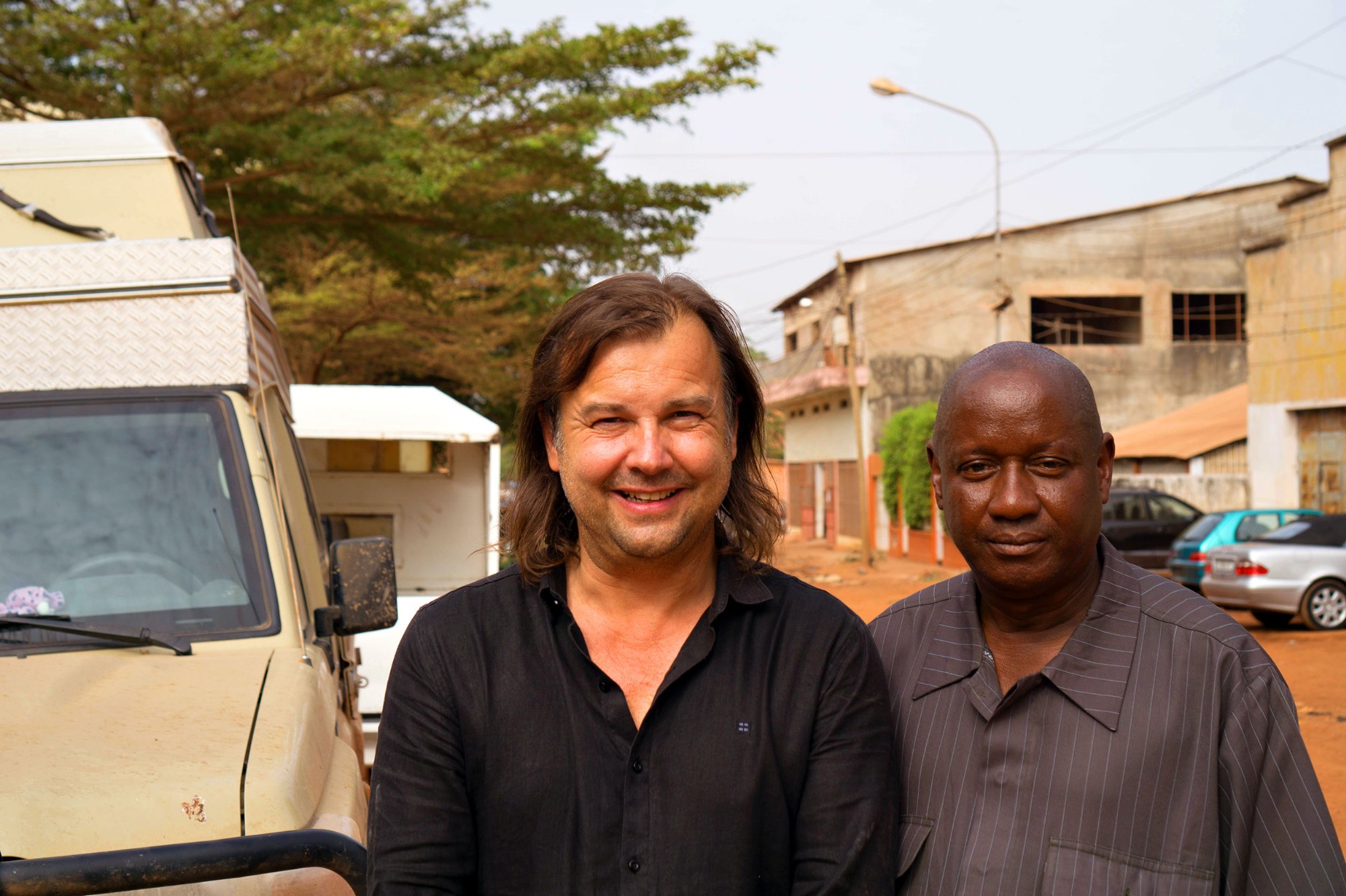 Hannes und unser Helfer in Bissau