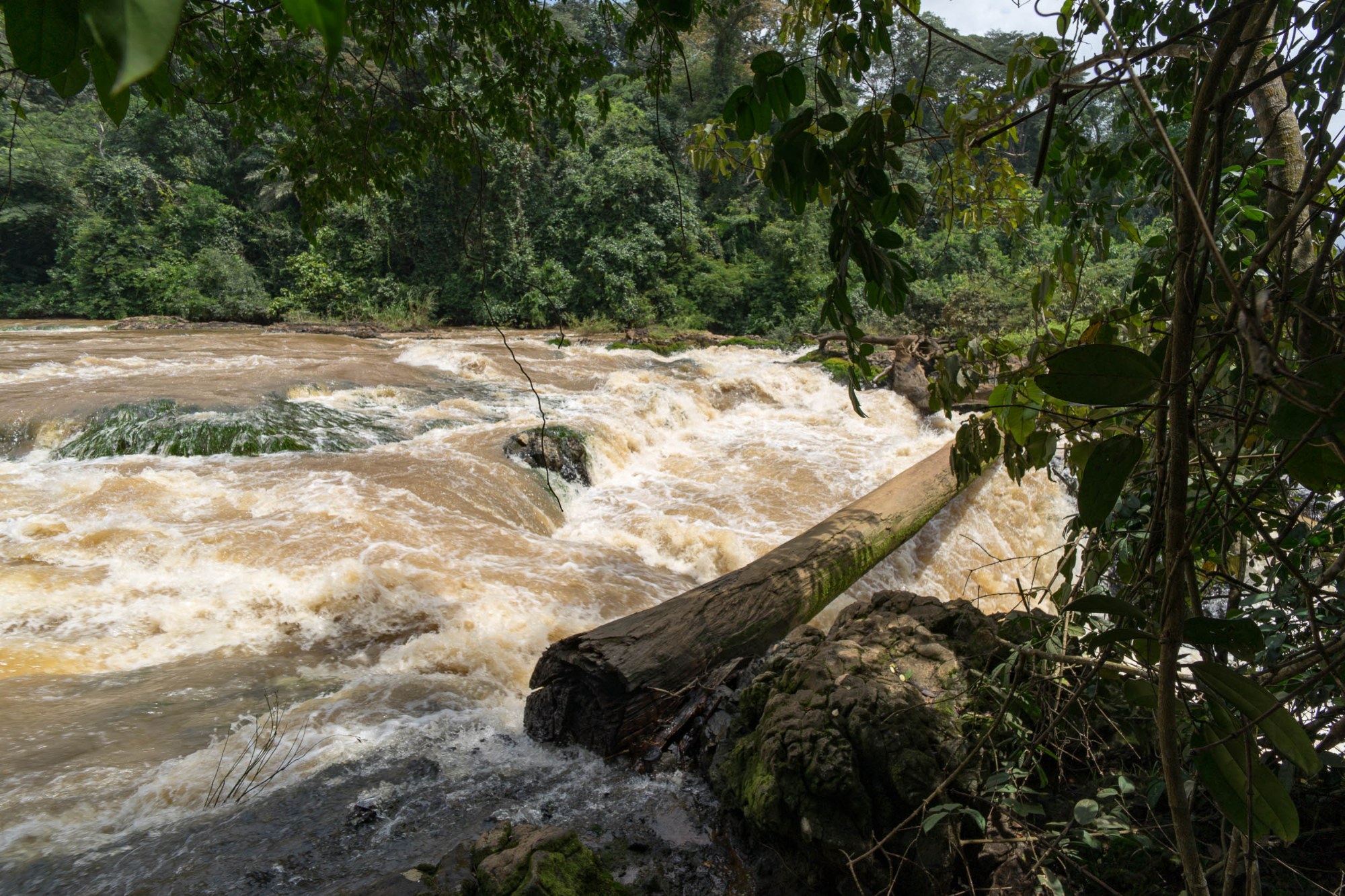 An der oberen Kante des Wasserfalls