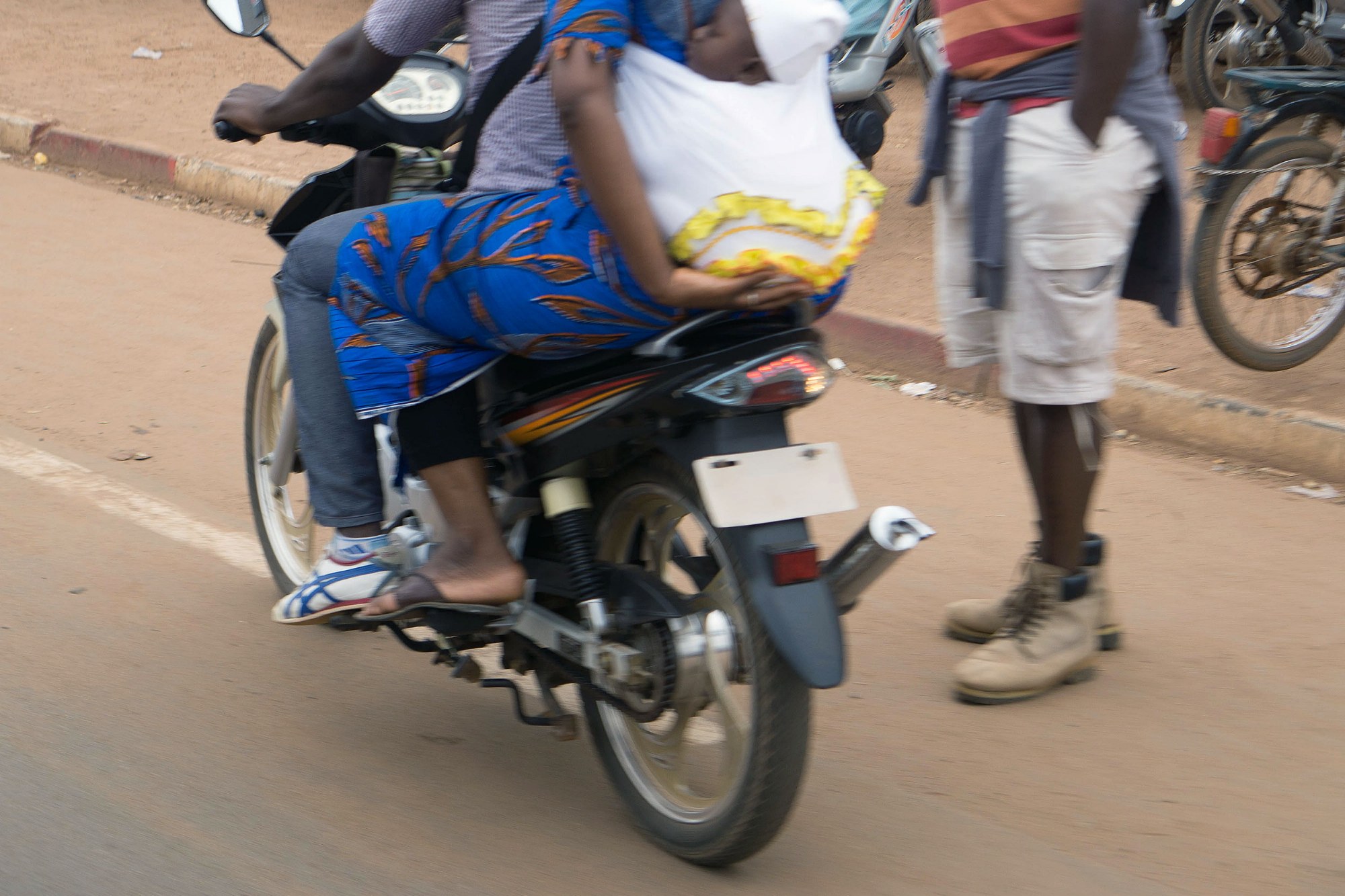Im Straßenverkehr von Dakar