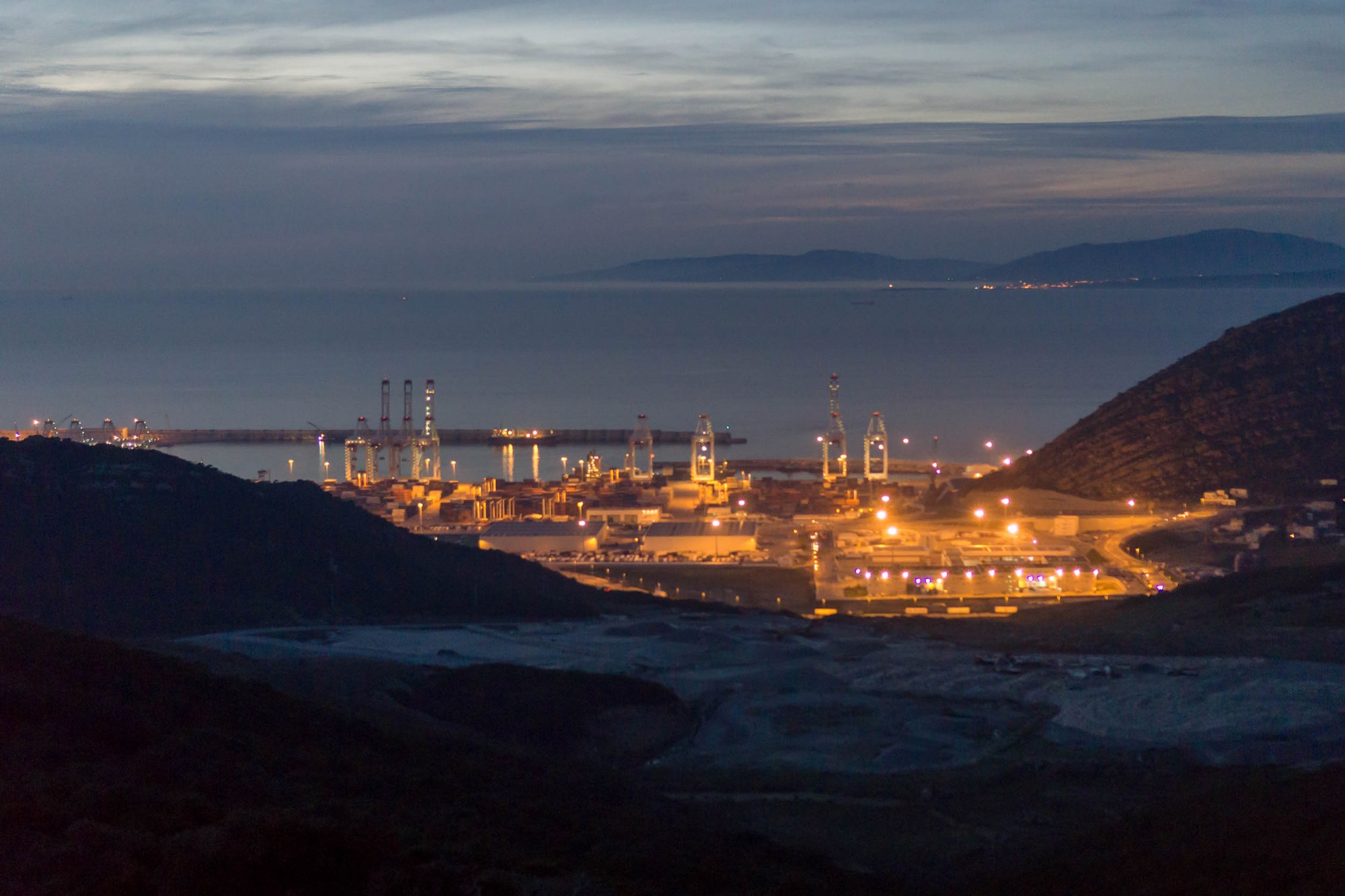 Der Hafen bei Einbruch der Dunkelheit