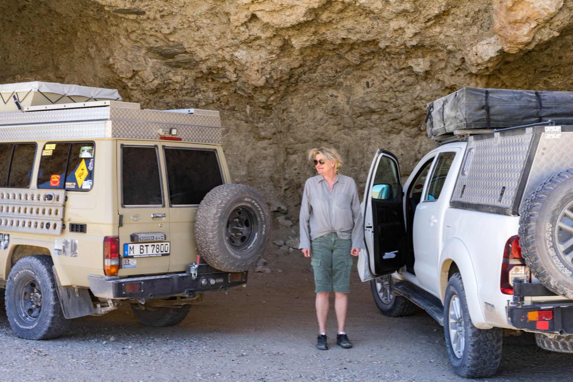 Die Autos vor den Felsen