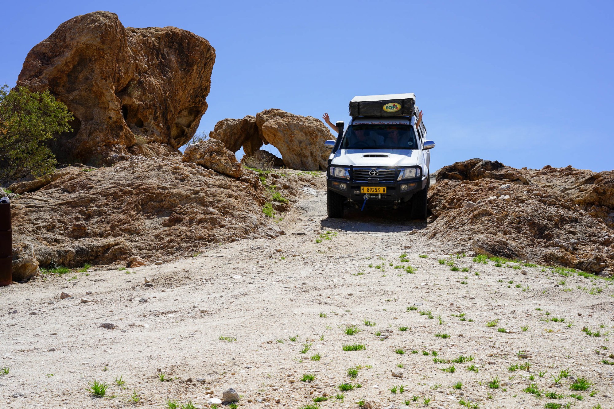 Das Buschtaxi in der Felslandschaft