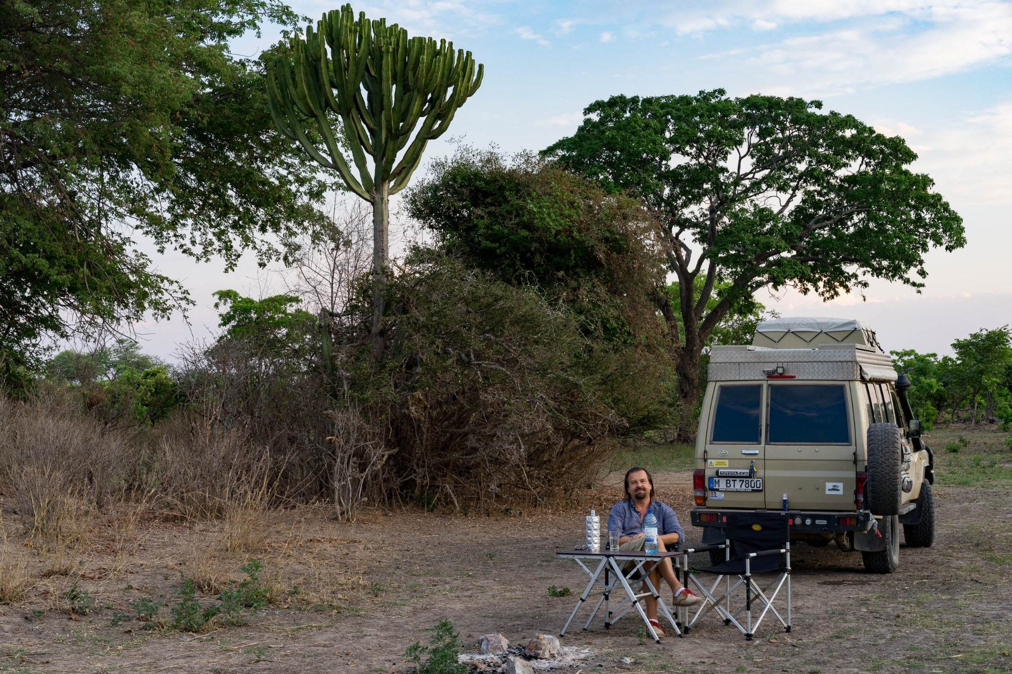 Hannes vor dem Buschtaxi beim Wildcampen im Kafue-Nationalpark