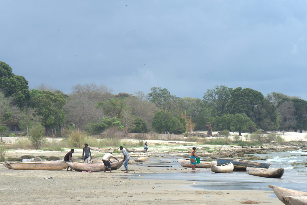 Boote und Menschen am Ufer des Malawisees