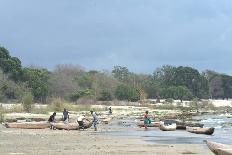 Boote und Menschen am Ufer des Malawisees