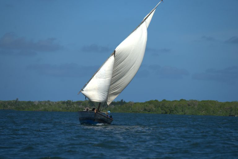 Segelboot auf dem Meer in Mosambik